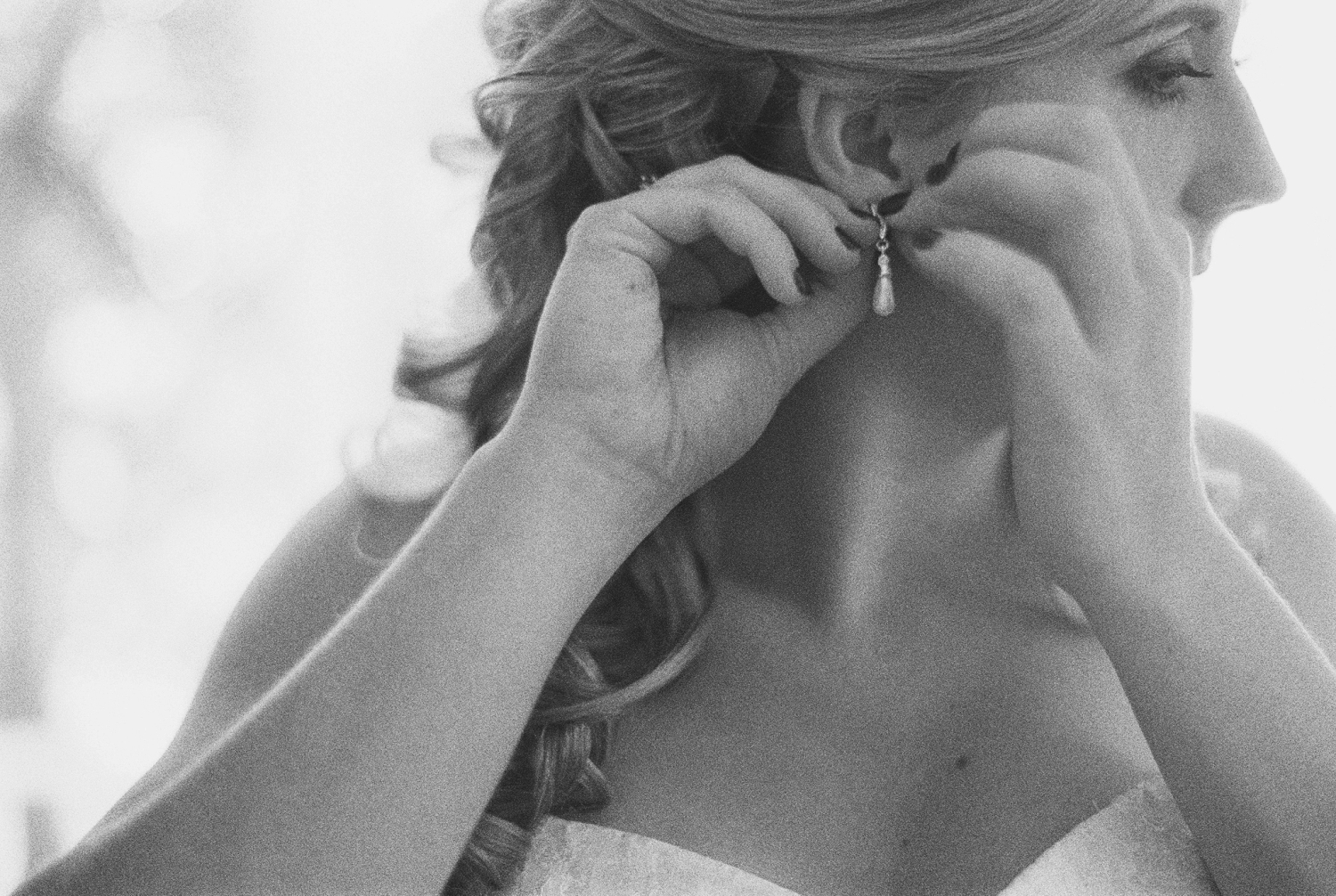 Bride getting ready pictures, pearl wedding earrings