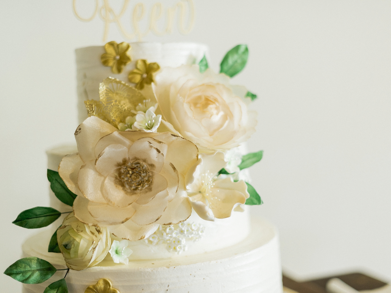 sandras cakes, gold and white wedding cake ideas